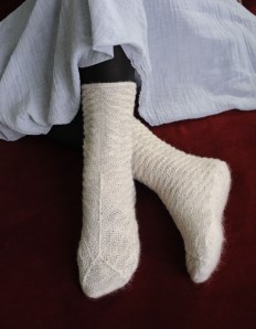 Purl Parallelograms - The side-to-side symmetry of the simple knit-purl pattern makes the parallelograms merge creatively over the foot.