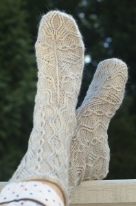 Semi Aran - Borrowing from Aran sweater design, these cabes are really 1-over-1 traveling stitches. That allows rich variation of pattern motifs and keeps the socks from ending up too thick.